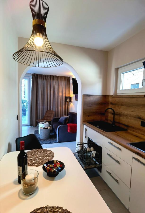 Stay In The Very Heart Of Porec - 50M To The Beach Esterno foto